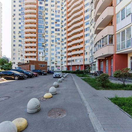 Large 2 Room Apartment With A Beautiful View 2 Min Metro Chernigivska Kiev Dış mekan fotoğraf