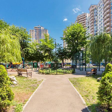 Large 2 Room Apartment With A Beautiful View 2 Min Metro Chernigivska Kiev Dış mekan fotoğraf