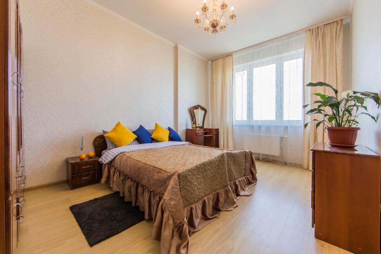 Large 2 Room Apartment With A Beautiful View 2 Min Metro Chernigivska Kiev Dış mekan fotoğraf
