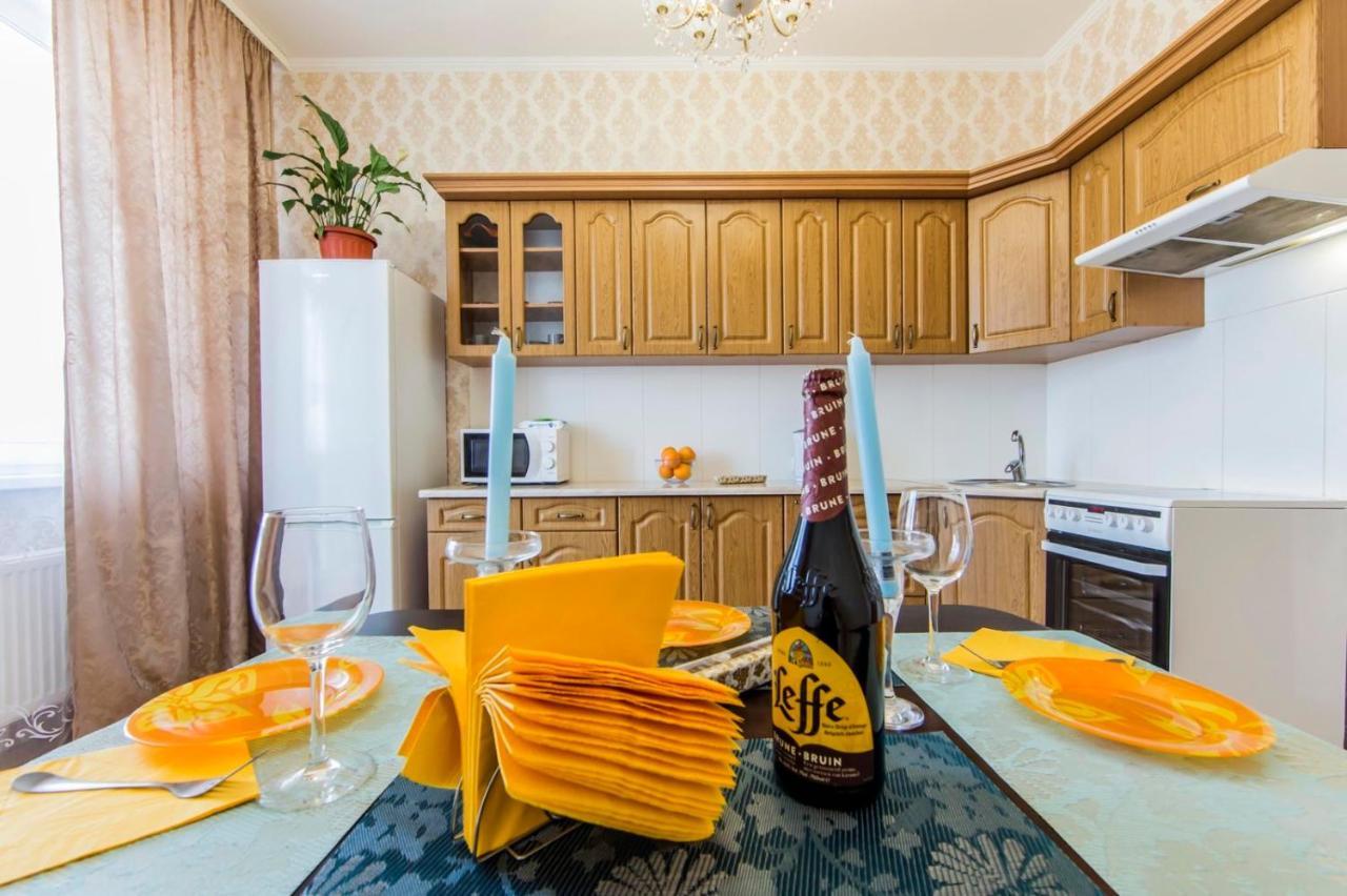 Large 2 Room Apartment With A Beautiful View 2 Min Metro Chernigivska Kiev Dış mekan fotoğraf