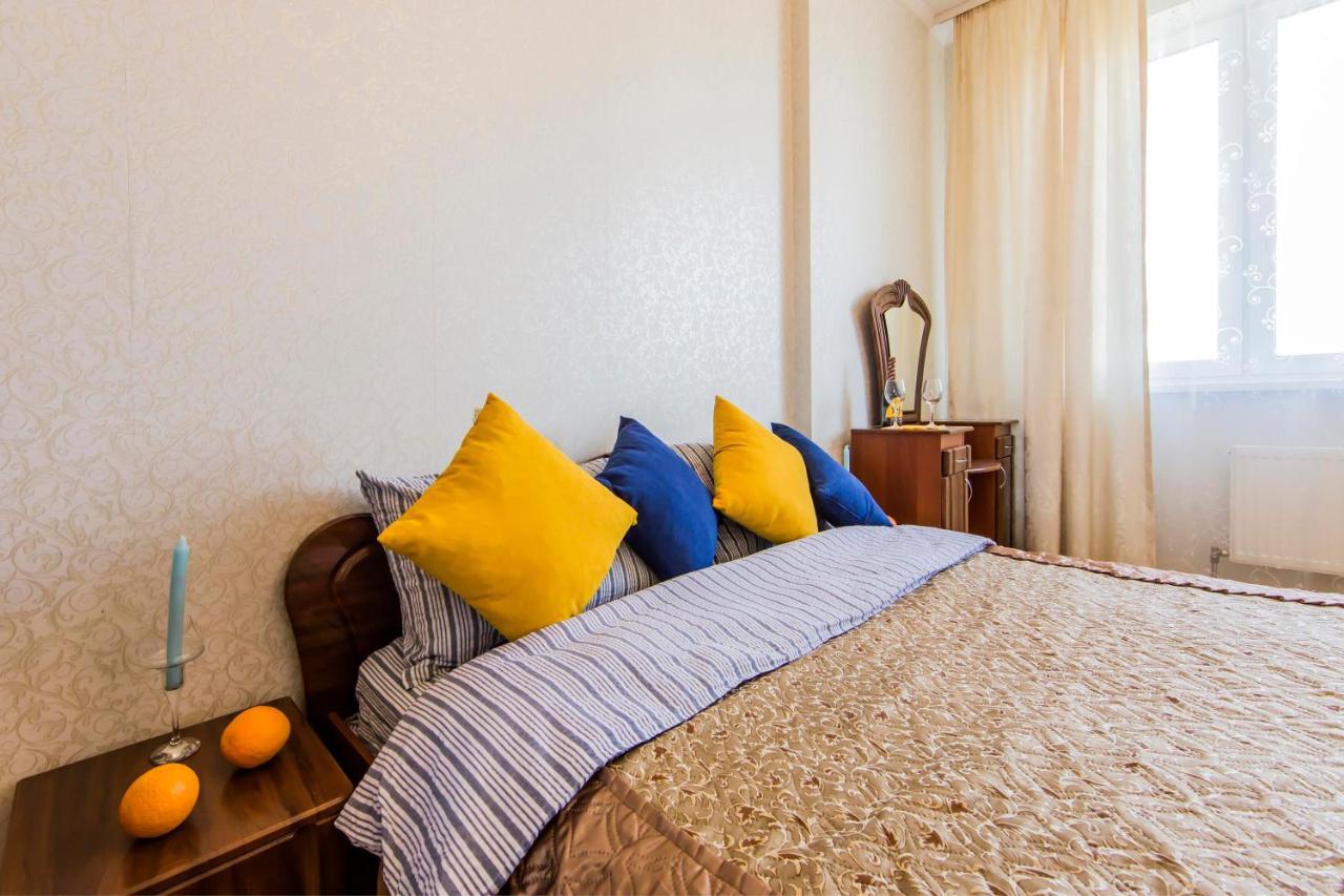 Large 2 Room Apartment With A Beautiful View 2 Min Metro Chernigivska Kiev Dış mekan fotoğraf