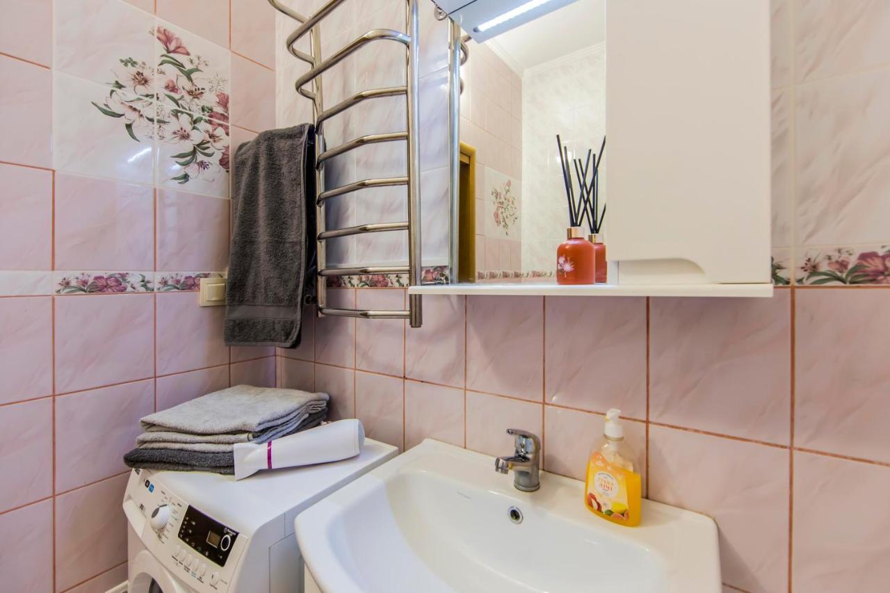 Large 2 Room Apartment With A Beautiful View 2 Min Metro Chernigivska Kiev Dış mekan fotoğraf