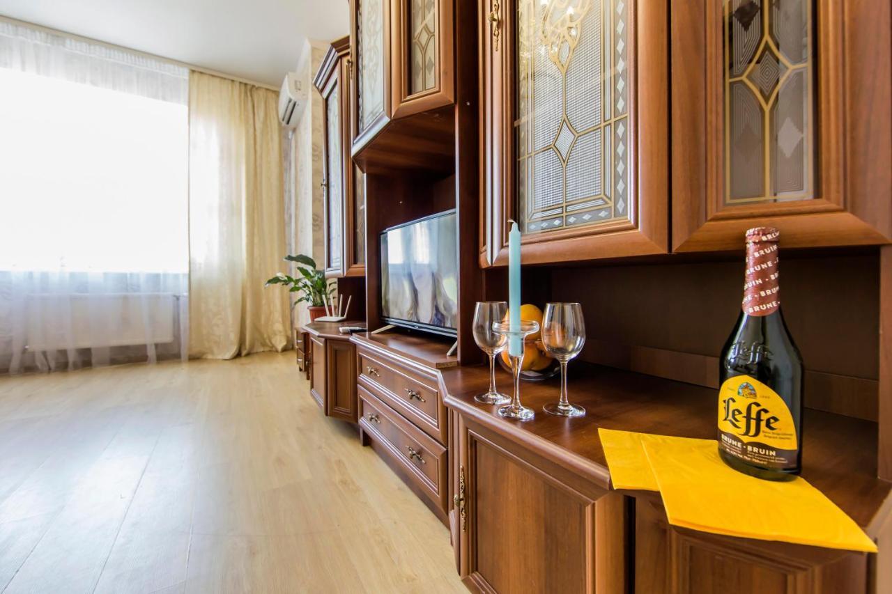 Large 2 Room Apartment With A Beautiful View 2 Min Metro Chernigivska Kiev Dış mekan fotoğraf