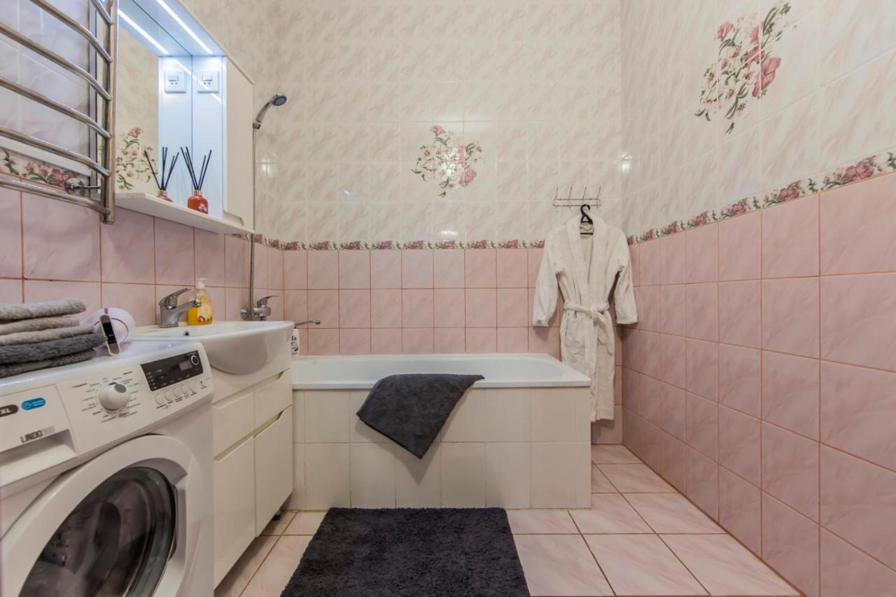 Large 2 Room Apartment With A Beautiful View 2 Min Metro Chernigivska Kiev Dış mekan fotoğraf